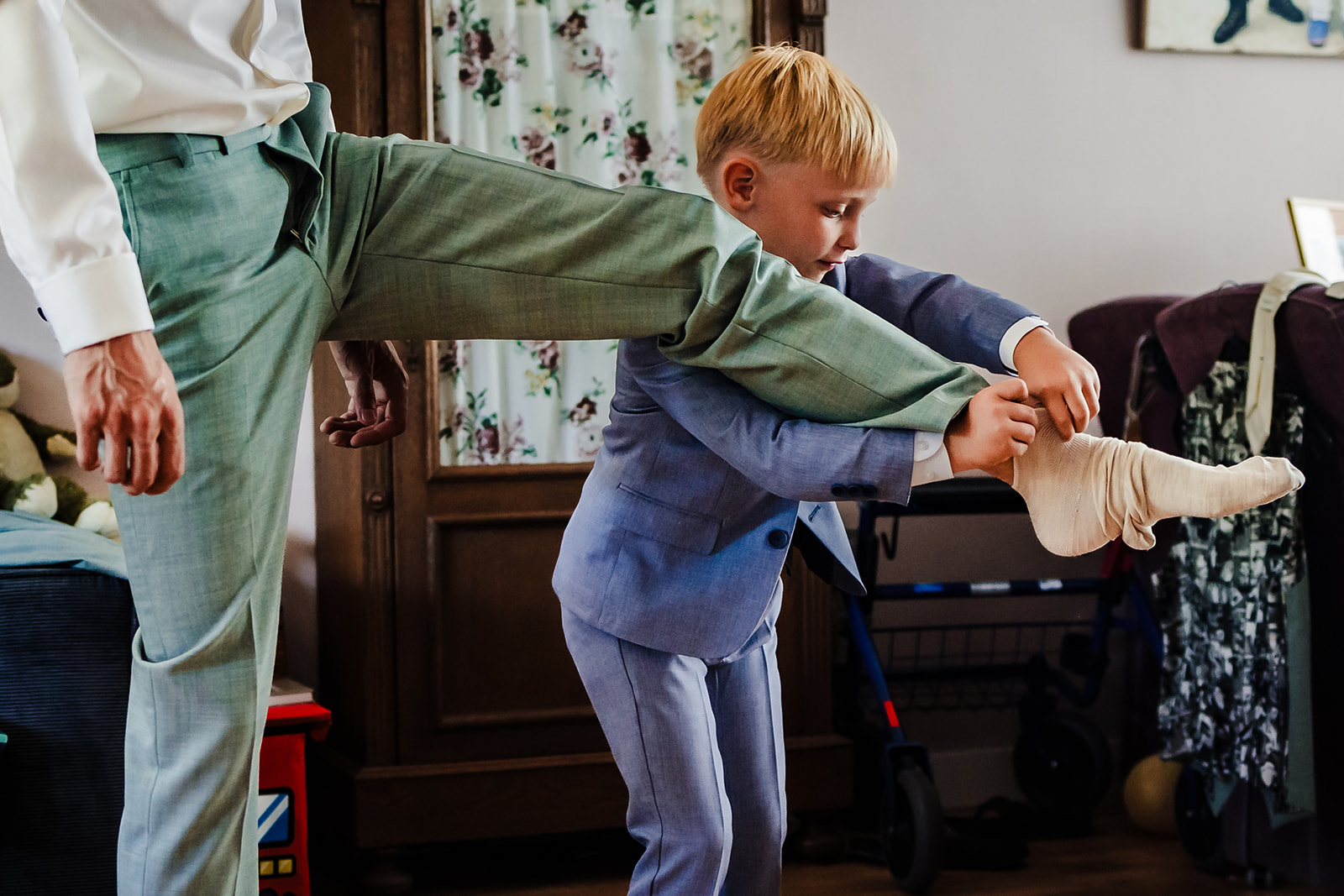 bruidegom voorbereiding met zoon