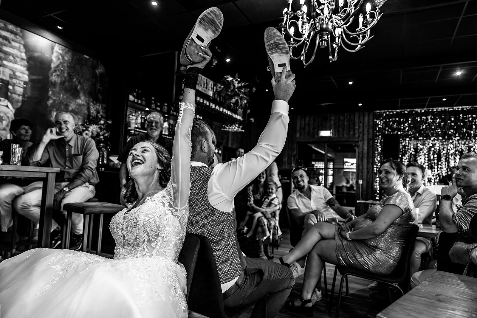 bruidspaar-lacht-bij-schoenenspel