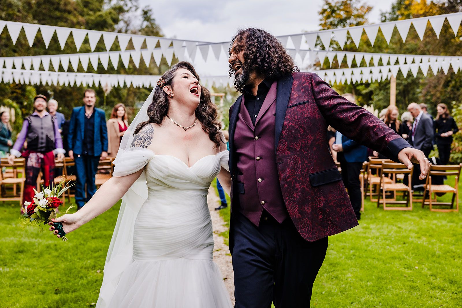 Stralend bruidspaar loopt zingend terug na de bruiloft