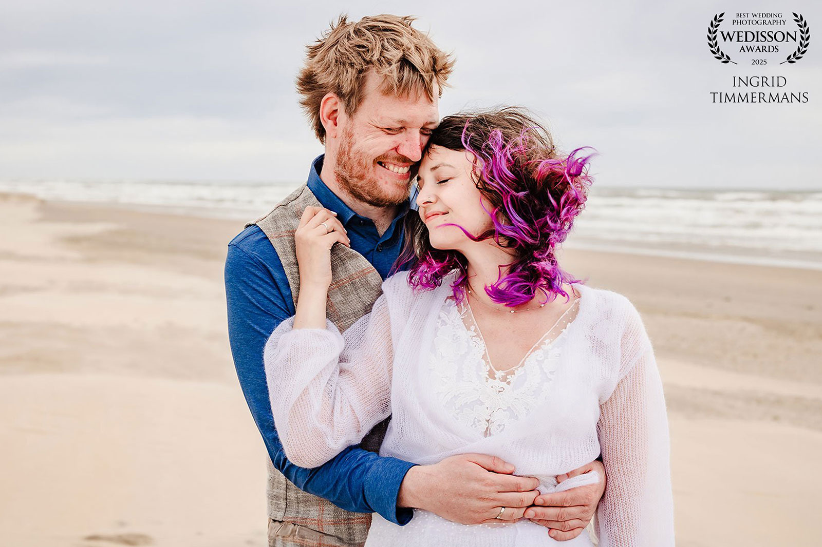 trouwfoto-strand-veel-wind